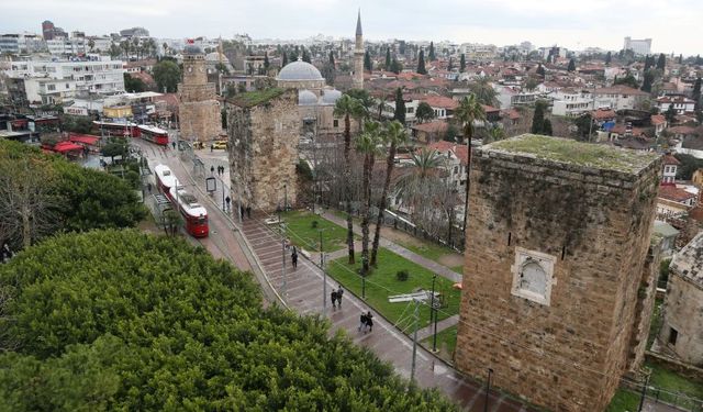 Antalya'nın tarihi gerdanı Kale Kapısı burçları ve Saat Kulesi yıkılabilir!