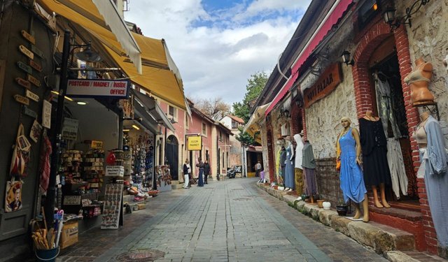 Kaleiçi'nde sokak işgaline geçit yok! Tek tek kaldırılıyor