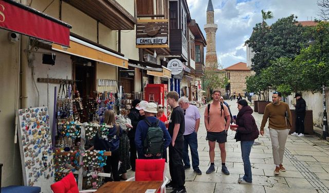 Antalya Kaleiçi’nde tente ve tabelalar sükülüyor: Esnaf çözüm istedi