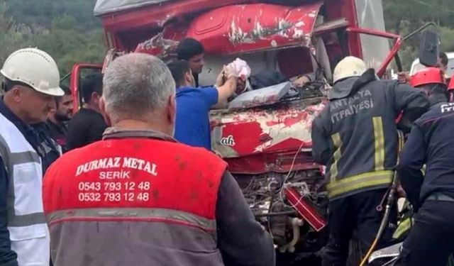 Manavgat Beşkonak yolunda iki kamyon çarpıştı