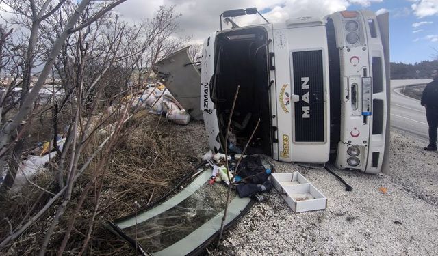 Burdur-Isparta dağ yolunda freni boşalan TIR, yan yattı