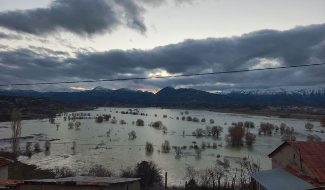 Konya’da baraj taştı, araziler göle döndü