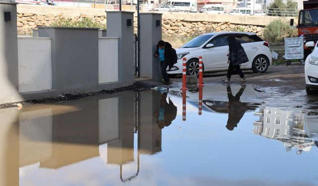 Adana'da lağım sokağa taştı