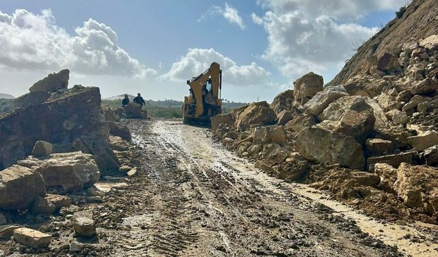 Manavgat Belediyesi heyelandan kapanan yolu kısa sürede açtı