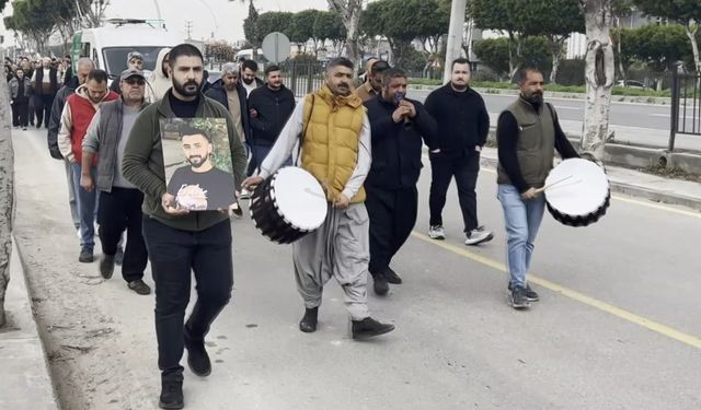 Mersin’de ölen genç, davul zurna eşliğinde defnedildi