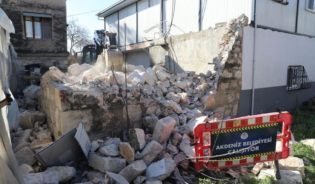 Mersin'de metruk yapı, yerle bir edildi!