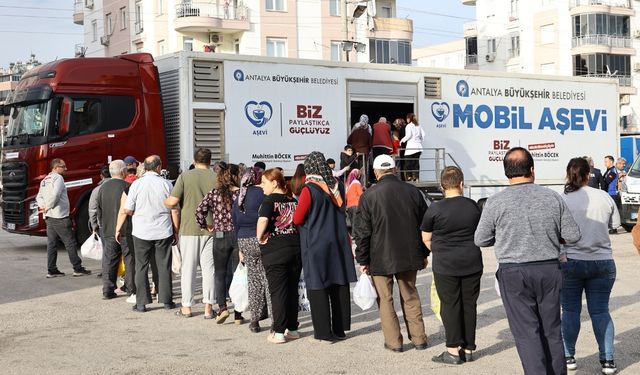 Antalya Büyükşehir'in Mobil Aşevi, Ramazan'da her akşam farklı bir mahallede