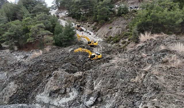 Muğla’da heyelan! Büyükşehir ekipleri yolu açmak için sahada