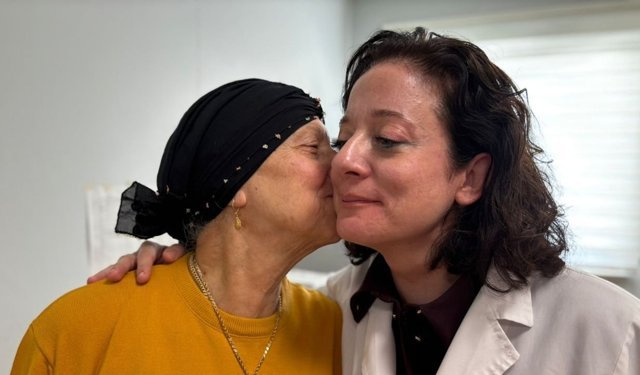 Sesini kaybeden anneye doktor kızından hayat veren müdahale