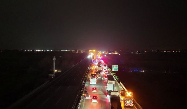 Sakarya'da can pazarı: 16 araç çarpıştı, 13 kişi yaralandı