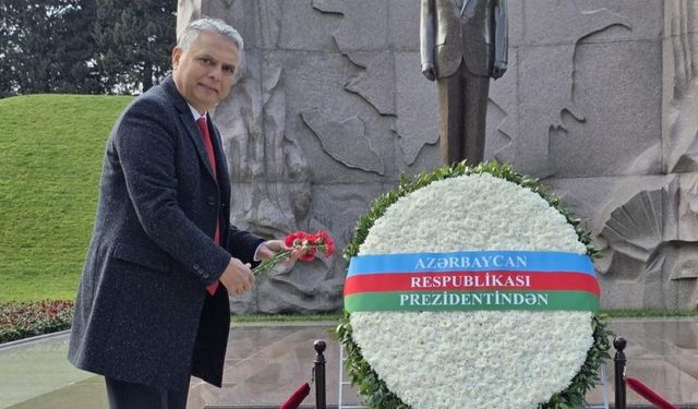 Ümit Uysal Bakü’de! Şehitlikleri ziyaret etti