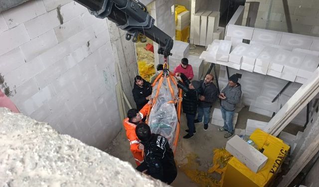Antalya'da inşaatta 1.5 metreden düştü: Vinçle çıkarıldı