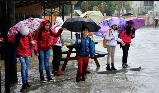 Kemer’de okullar tatil edildi