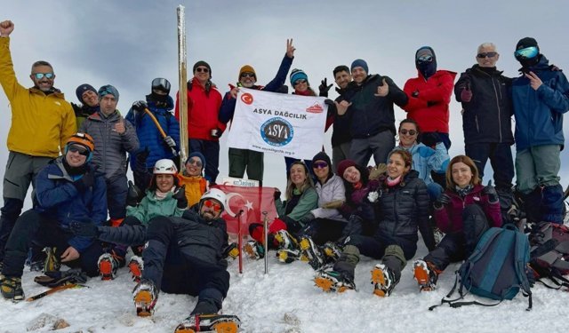 Antalyalı dağcılar zirveye ulaştı