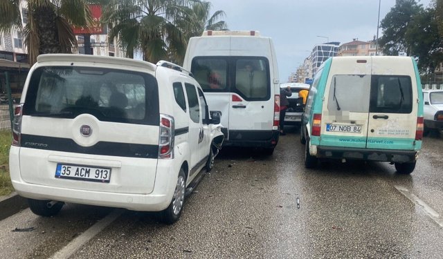 Serik'te zincirleme kaza! İtfaiye ekipleri yaralı yolcu için seferber oldu