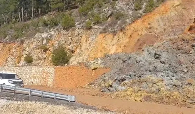 Alanya’da yol yarıldı, ulaşım aksadı