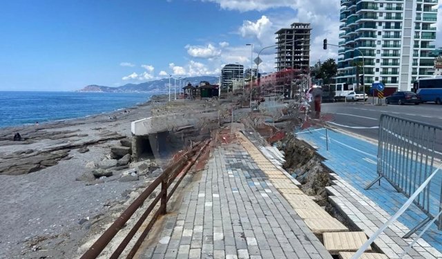 Alanya’da sahil yolunda çökme tehlikesi