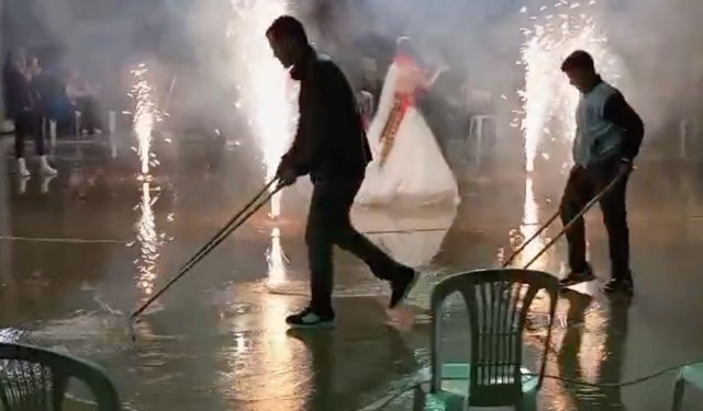 Antalya’da gelin ve damada beklenmedik sürpriz: Çek pası alan sahneye koştu!