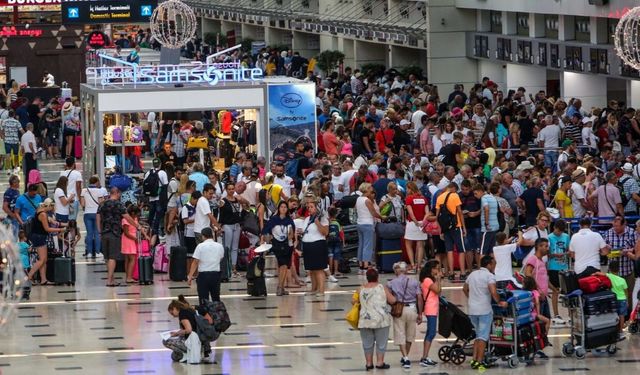 Antalya turizm sezonuna rekor hava trafiğiyle girdi
