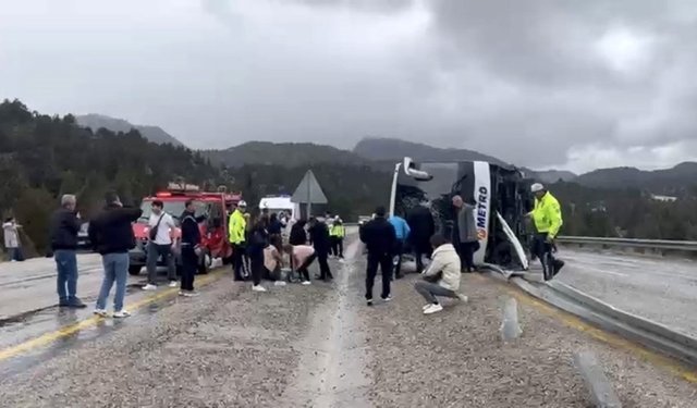 Antalya-Konya karayolunda otobüs devrildi! Yaralılar var