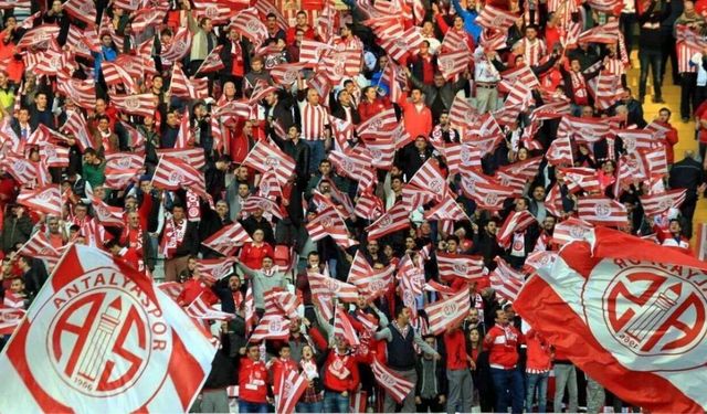 Antalyaspor–Fenerbahçe maçında tribünler doldu bilet sayısı yarıda kaldı