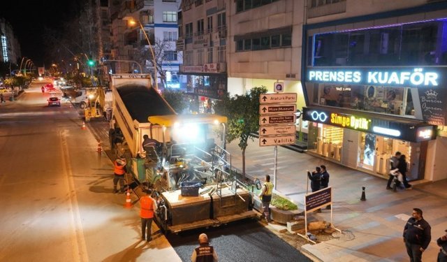 Antalya’da kazılan yollar gece asfaltlanıyor!