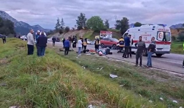 Antalya'da bayram yolunda korkunç kaza: İki otomobil kafa kafaya çarpıştı!