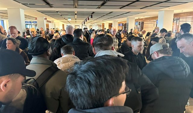 Berlin'e turizm fuarına giden Türk turizmciler saatlerce bekletildi