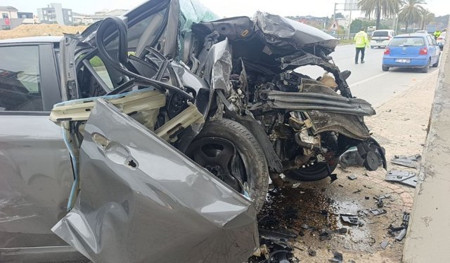 Manavgat'ta otomobil beton kolona ok gibi saplandı!