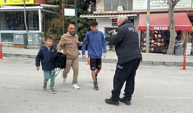 Burdur'da 17 yaşındaki şahıs, tanımadığı  2 kişiyi bıçakladı!