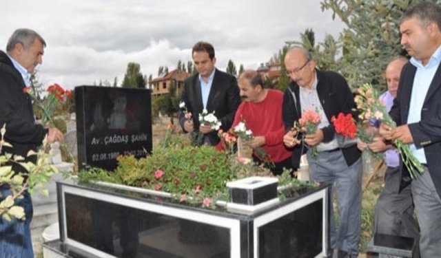 Avukat Çağdaş Şahin, ölüm yıldönümünde mezarı başında anıldı