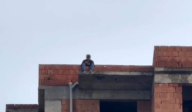 Aksu'da eşine ulaşamayınca çatıya çıktı