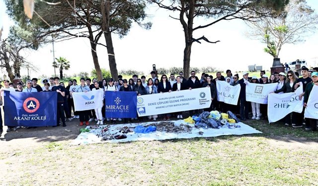 Lara Sahili’nde Sıfır Atık Günü’nde plaj temizliği