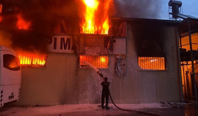 Antalya'da depoda çıkan yangın zorlukla söndürüldü