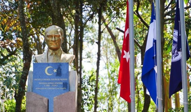 Atatürk’ün büstü Türkiye’ye 12 bin km mesafedeki ülkeye dikildi