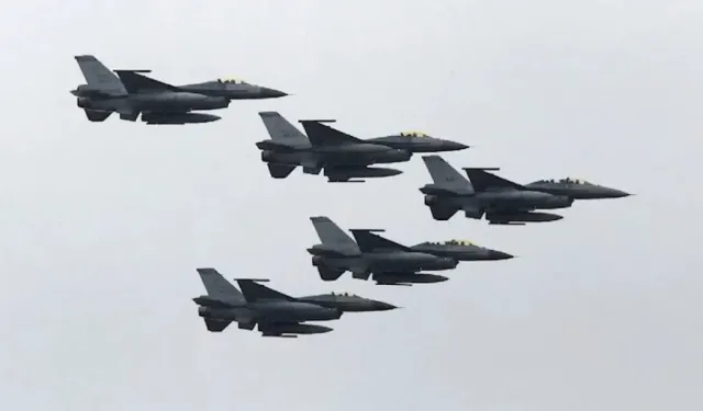 Antalya semalarında savaş uçakları mı uçtu? Patlama seslerinin nedeni belli oldu