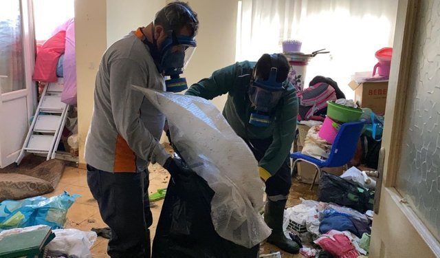 Gaz maskesiyle girdikleri evden 7 kamyonet çöp çıkarttılar