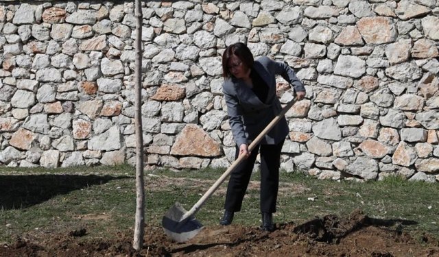 Akseki’de iş başa düştü! Belediye başkanı kazma-küreği eline aldı