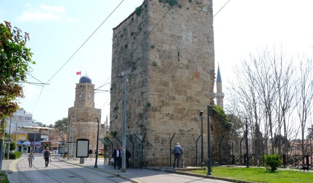 Antalya’da tel örgü çekilen tarihi burçlar, bakımsızlıktan yeşerdi