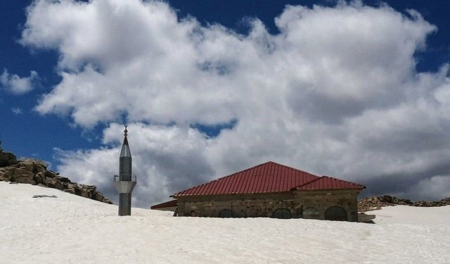 Gazipaşa sınırındaki 741 yıllık cami kar altında kaldı!