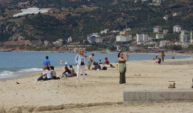 Bayram arifesinde Alanya’da plaj keyfi