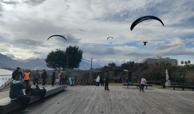 Antalya’da yasak dinlenmediler! Paraşütçüler varyanttan atladı