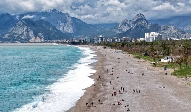 Yağmurun yerini güneş aldı, Antalyalılar sahile koştu