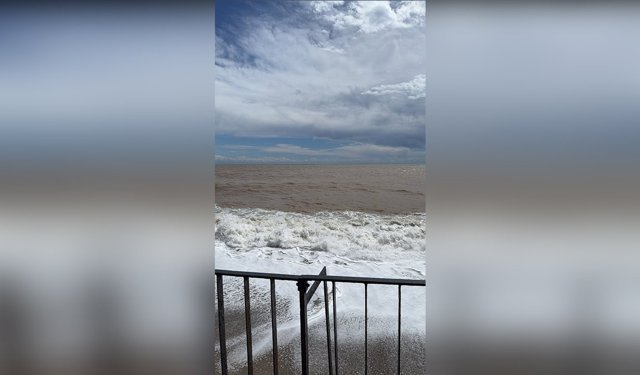 Boğaçayı taştı, Konyaaltı Sahili kahverengine büründü