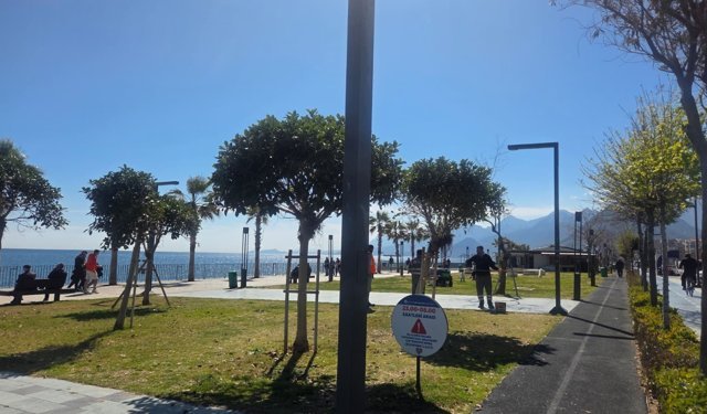 Konyaaltı Plajı’nda yeni sezon hazırlıkları başladı