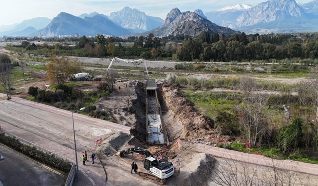 Konyaaltı’nda yağmur sonrası su baskınları tarihe gömülecek!