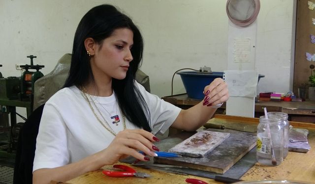 Mersin'de ojeli tırnaklarla altın eritiyor! 21 yaşında usta oldu