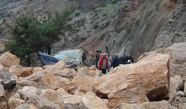 Mersin-Antalya yolu trafiğe kapandı! Kaya parçaları yollara saçıldı