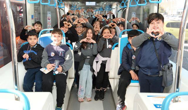 Antalya'da geleceğin 'Yıldız Yolcuları' vatman koltuğunda