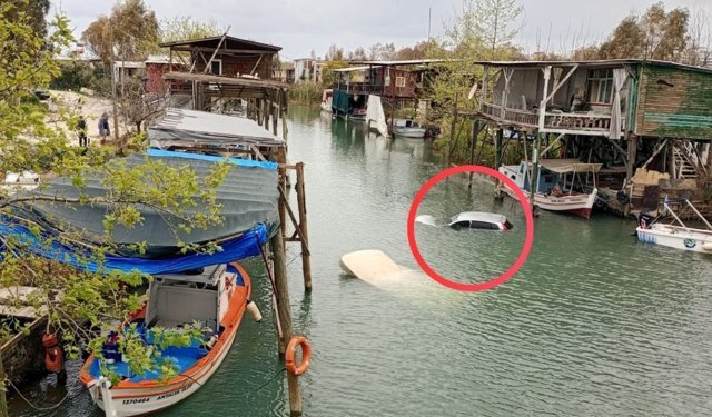 Serik’te otomobil dereyi boyladı